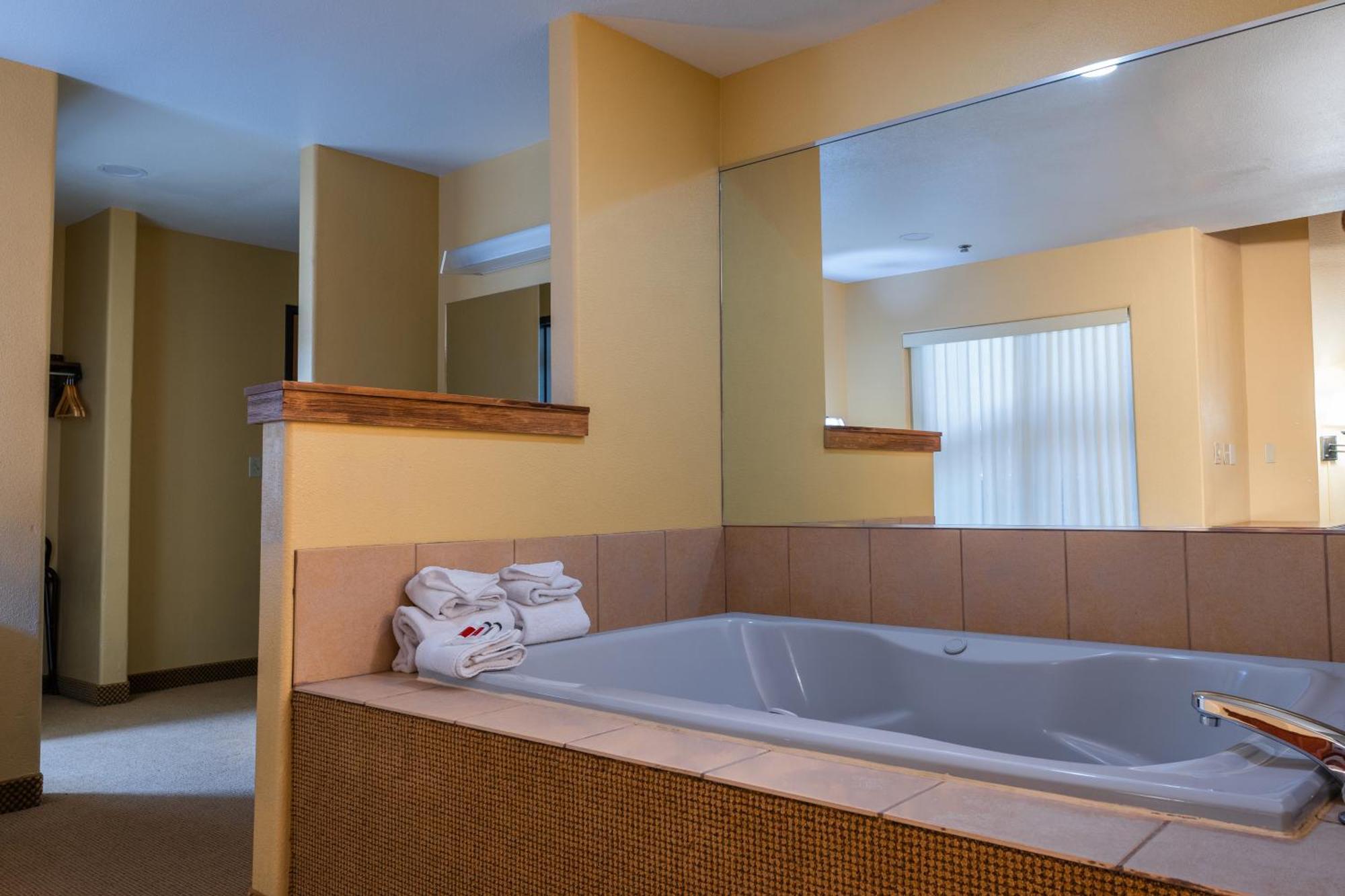 Pinedale Hotel & Suites Luaran gambar
