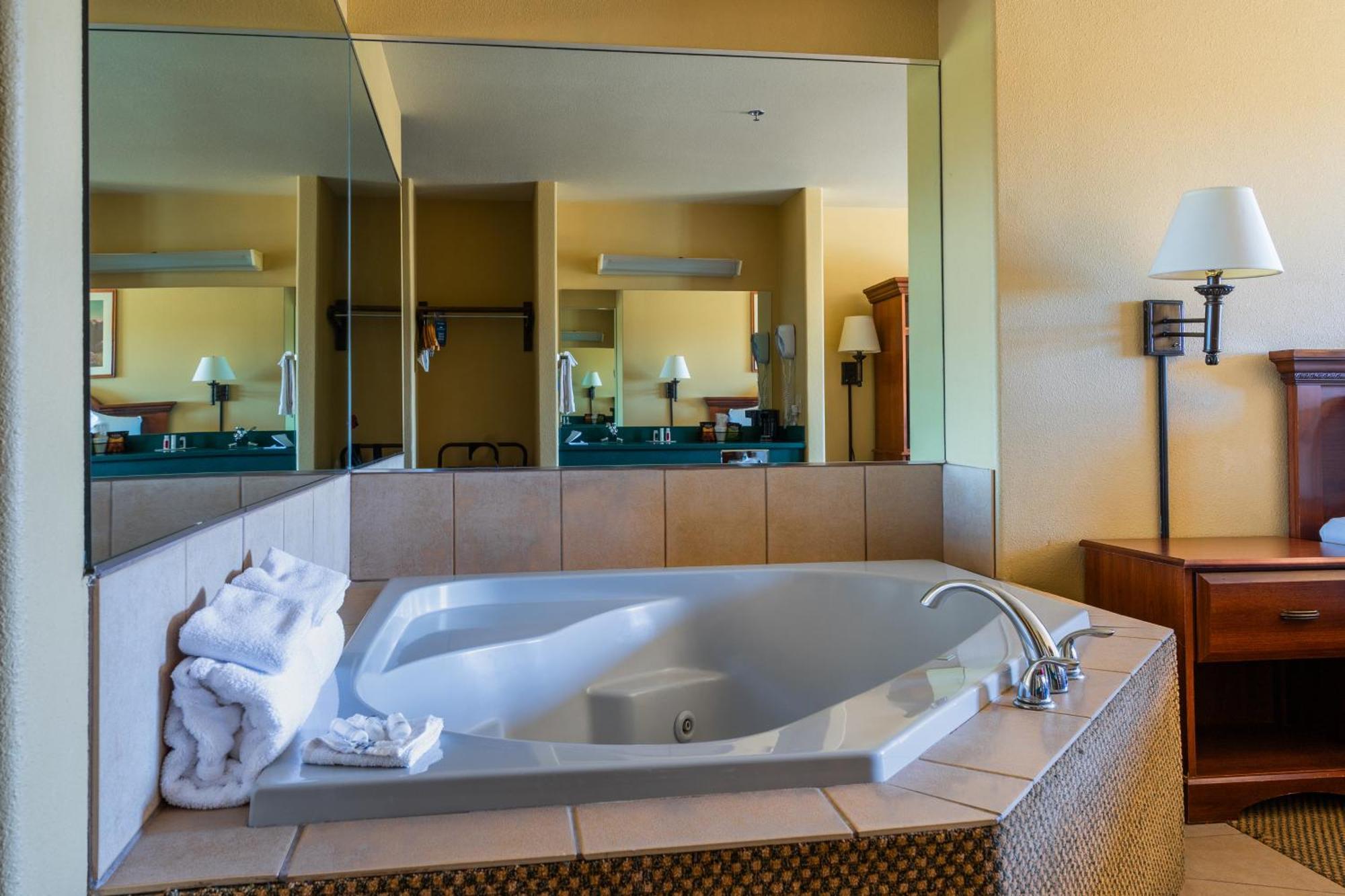 Pinedale Hotel & Suites Luaran gambar